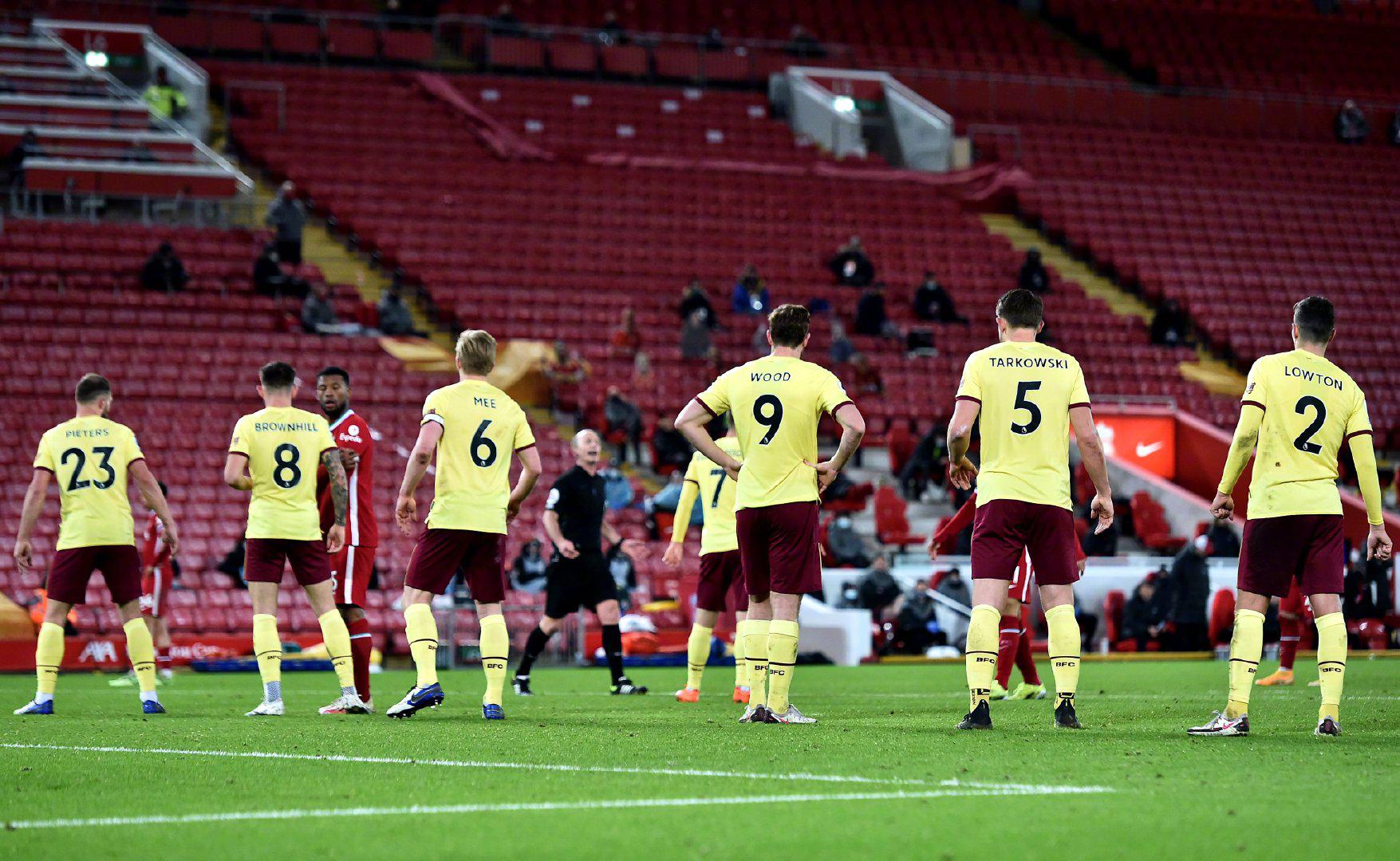 晒看棒球比赛照片，穿棒球服自拍真的很帅气！50岁的状态真的很好.